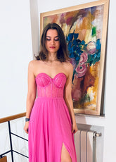 femme dans une robe rose debout devant une peinture, robe bustier, robe rose, portant une robe rose, habillé dans une robe rose, robe de bal rose brillant, robe ouverte